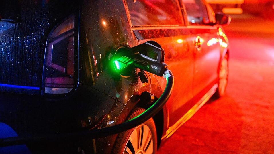 Nach der Streichung der Elektroauto-Kaufprämie Ende 2023 brachen die Verkaufszahlen von Elektrofahrzeugen an private Autofahrer ein; diese Phase ist laut HUK Coburg beendet. (Symbolbild) Nach der Streichung der Elektroauto-Kaufprämie Ende 2023 brachen die Verkaufszahlen von Elektrofahrzeugen an private Autofahrer ein; diese Phase ist laut HUK Coburg beendet. (Symbolbild)