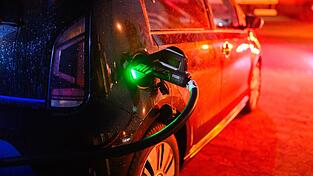 Nach der Streichung der Elektroauto-Kaufprämie Ende 2023 brachen die Verkaufszahlen von Elektrofahrzeugen an private Autofahrer ein; diese Phase ist laut HUK Coburg beendet. (Symbolbild)