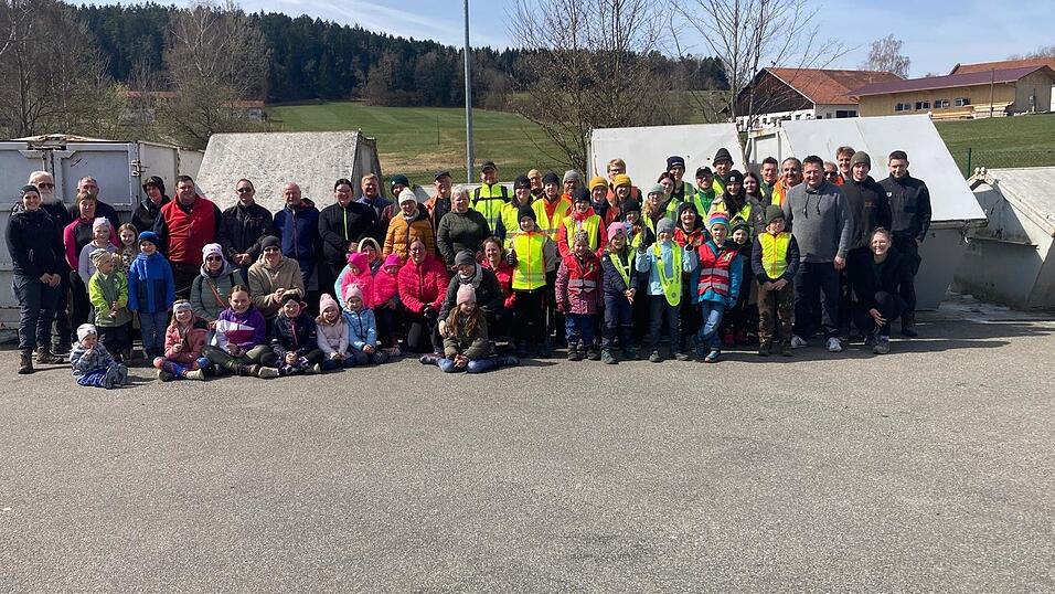 Zahlreiche freiwillige Helfer beteiligten sich wieder an der Aktion &bdquo;Rama Dama&ldquo; in der Gemeinde Prackenbach.