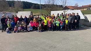 Zahlreiche freiwillige Helfer beteiligten sich wieder an der Aktion &bdquo;Rama Dama&ldquo; in der Gemeinde Prackenbach.
