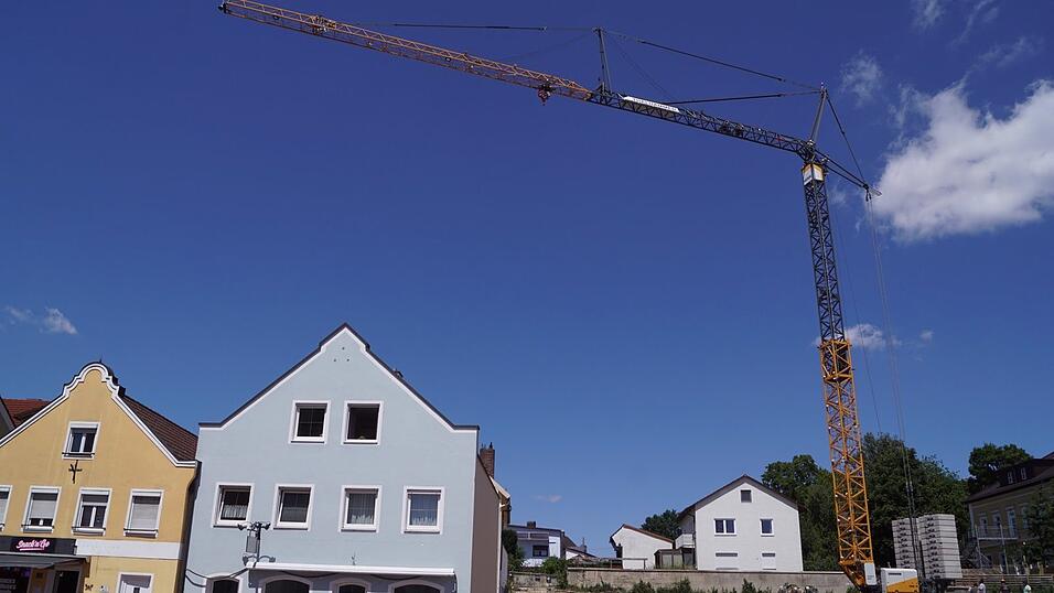 Seit Freitagmittag steht der Kran auf der Baustelle an der Frontenhausener Stra&szlig;e in Vilsbiburg.