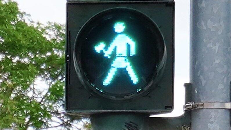 Hat das Ampelm&auml;nnchen etwa eine Axt in der Hand?