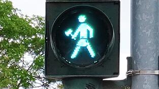 Hat das Ampelmännchen etwa eine Axt in der Hand? Hat das Ampelmännchen etwa eine Axt in der Hand?