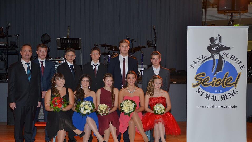 Die Bilder vom Abschlussball der Tanzschule Seidel in der Fraunhofer-Halle am 28. November. Die Bilder vom Abschlussball der Tanzschule Seidel in der Fraunhofer-Halle am 28. November.