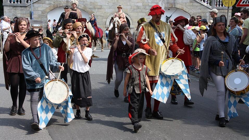 Die schönsten Augenblicke des historischen Drachenstich-Festzuges 2016. Die schönsten Augenblicke des historischen Drachenstich-Festzuges 2016.