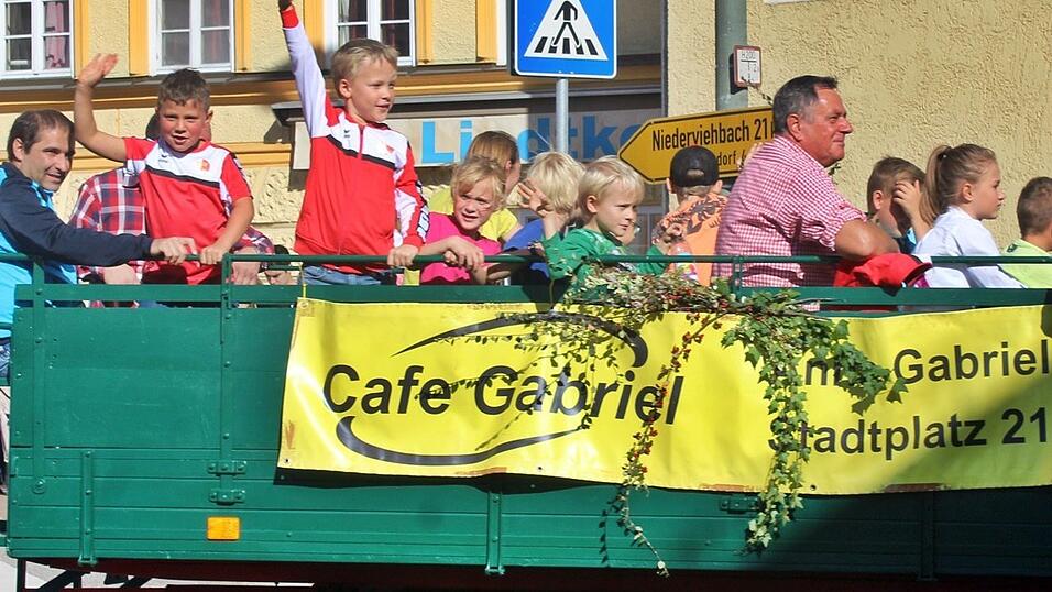 Viele Besucher verfolgten am Sonntag den Umzug auf dem Vilsbiburger Stadtplatz. Viele Besucher verfolgten am Sonntag den Umzug auf dem Vilsbiburger Stadtplatz.