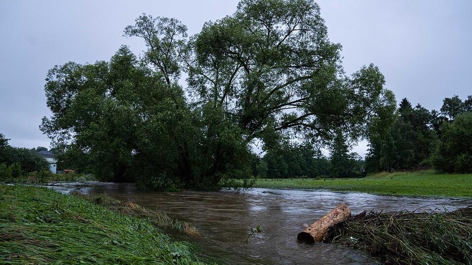 Die Selbitz ist in der gleichnamigen Ortschaft durch die starken Niederschläge zu einem reißenden Fluss geworden. Im Landkreis Hof wurde am Dienstagabend aufgrund weitreichender Überschwemmungen der Katastrophenfall ausgerufen.