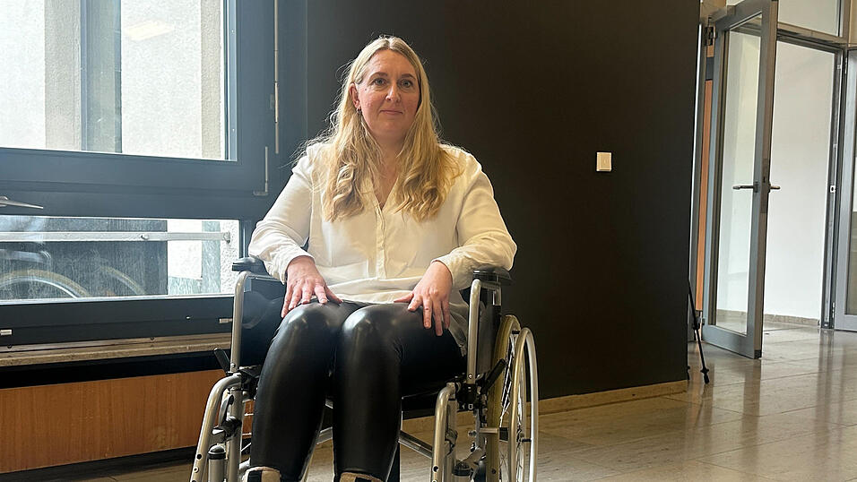 Zeugin Carola Potrz sitzt im Rollstuhl vor dem Verhandlungssaal im Landgericht. Sie wurde bei dem Vorfall im Februar 2022 schwer verletzt und k&auml;mpft bis heute mit den Folgen.&nbsp;