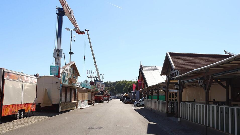 Acht Tage vor Beginn des Gäubodenvolksfestes laufen die Aufbauarbeiten am Festplatz Am Hagen auf Hochtouren. Acht Tage vor Beginn des Gäubodenvolksfestes laufen die Aufbauarbeiten am Festplatz Am Hagen auf Hochtouren.
