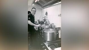 Andre Richter beim Kochen für die Hochwasseropfer im Mund-Art