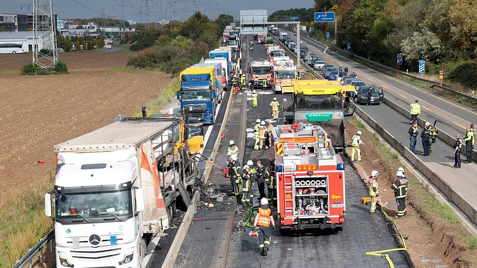 Die A59 wurde zunächst in beide Richtungen gesperrt. Die A59 wurde zunächst in beide Richtungen gesperrt.