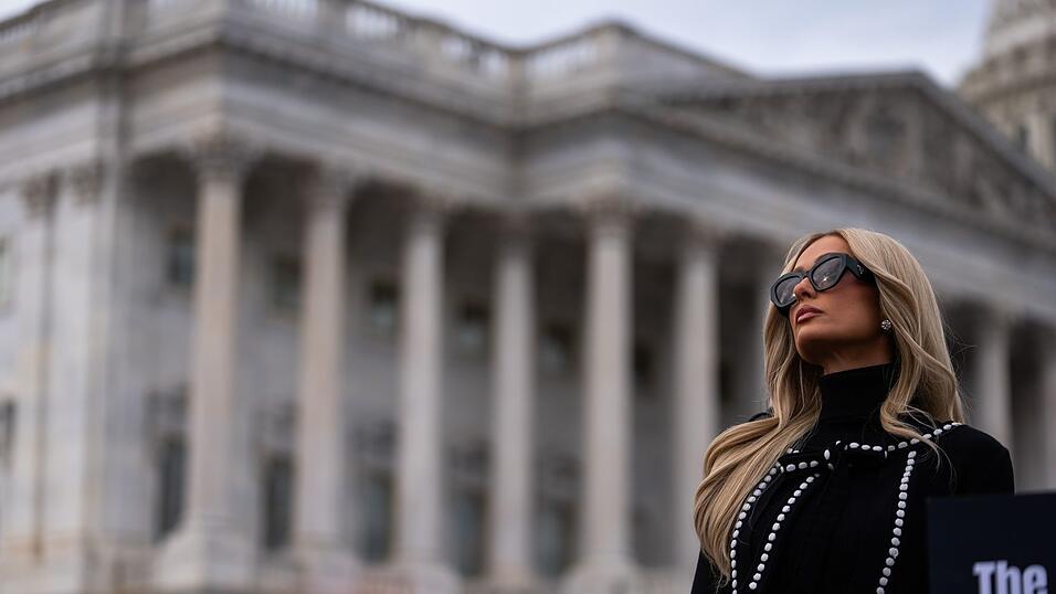 US-Realitystar Paris Hilton will die Rechte von Opfern von KI-generierten pornografischen Inhalten st&auml;rken.