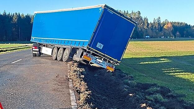 Der Lkw-Fahrer blieb bei diesem Man&ouml;ver unverletzt.