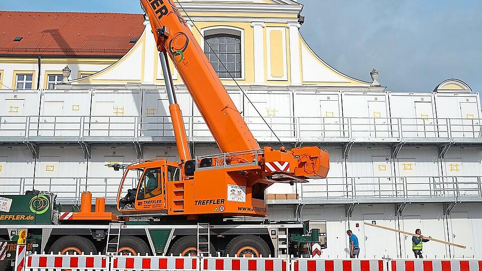 Die Dominikanerkirche ist durch die dreigeschossige Containeranlage nun nahezu vollst&auml;ndig verdeckt - und wird es die kommenden Jahre wohl auch bleiben. Die Gesch&auml;ftsleute am Regierungsplatz sind erbost, zumal sie im Vorfeld davon nicht in Kenntnis gesetzt wurden.