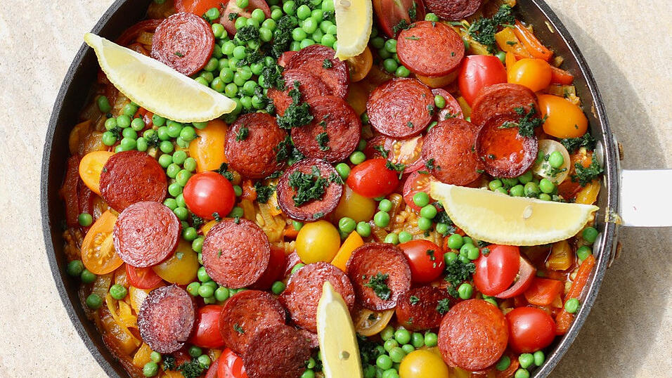 Wer denkt bei Paella auch nicht sofort an Urlaub in Spanien, Sonne, Strand und Meer? Daher gibt es hier in Spanien angekommen als erstes Rezept natürlich eine Paella mit Chorizo.