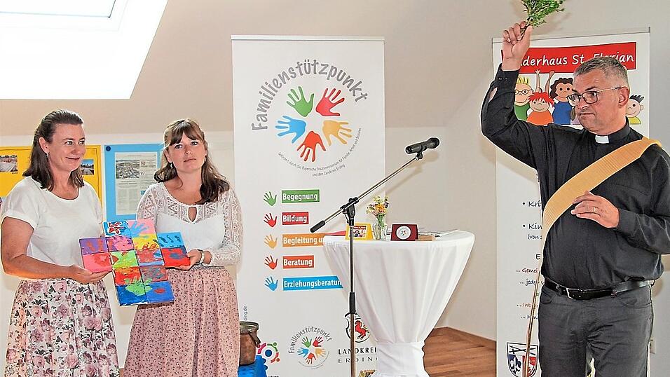 Diakon Christian Past&ouml;tter segnete und weihte die neuen R&auml;ume sowie das von den Kindern geschaffene Kreuz f&uuml;r die neuen R&auml;umlichkeiten - hier in den H&auml;nden von Kinderhausleiterin Anita Steinbichler (l.) und Familienst&uuml;tzpunktleiterin Martina Brandl.