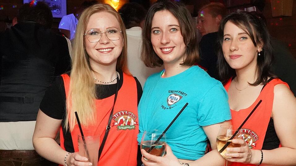 Zum Party-Motto passte das 'Bierk&ouml;nig'-Outfit dieser Besucherinnen.