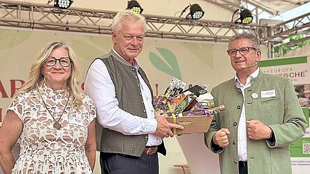 Zum Dank gab es von Heizler und Brunner einen „Landgenuss Bayerwald“-Korb für den Bundeslandwirtschaftsminister.