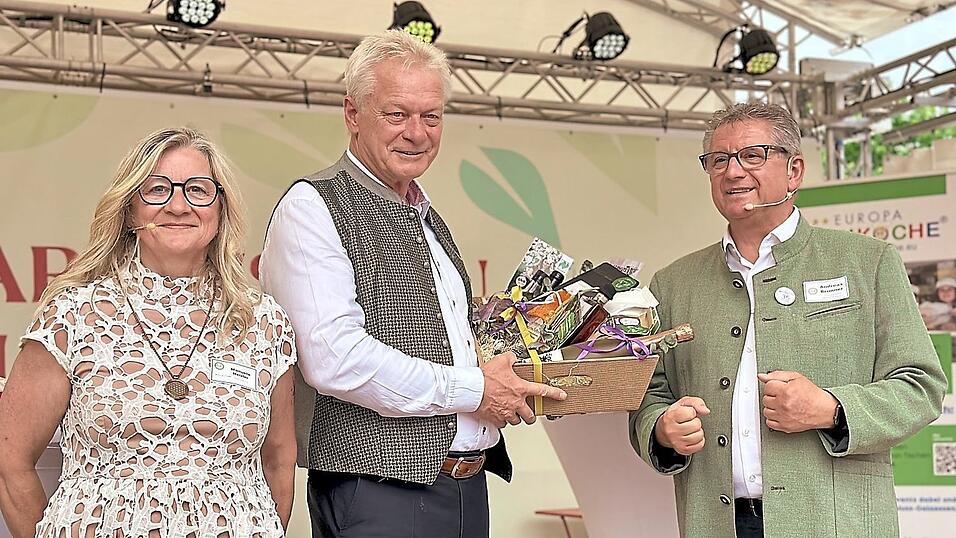Zum Dank gab es von Heizler und Brunner einen „Landgenuss Bayerwald“-Korb für den Bundeslandwirtschaftsminister. Zum Dank gab es von Heizler und Brunner einen „Landgenuss Bayerwald“-Korb für den Bundeslandwirtschaftsminister.