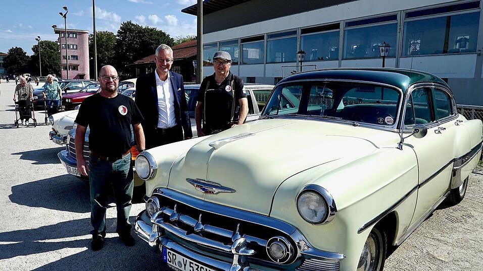 Die Vorsitzenden des MSC Straubing Jürgen Bayer (links) und Maximilian Helmbrecht (rechts) gemeinsam mit Schirmherr OB Markus Pannermayr neben dem Chevrolet Bel Air von Vereinsmitglied Helmut Schnabel. Die Vorsitzenden des MSC Straubing Jürgen Bayer (links) und Maximilian Helmbrecht (rechts) gemeinsam mit Schirmherr OB Markus Pannermayr neben dem Chevrolet Bel Air von Vereinsmitglied Helmut Schnabel.