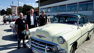 Die Vorsitzenden des MSC Straubing Jürgen Bayer (links) und Maximilian Helmbrecht (rechts) gemeinsam mit Schirmherr OB Markus Pannermayr neben dem Chevrolet Bel Air von Vereinsmitglied Helmut Schnabel.