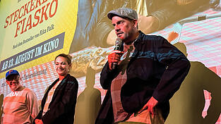 Das Startrio Simon Schwarz (links), Lisa Maria Potthoff und Sebastian Bezzel achten aufs Protokoll. Das Startrio Simon Schwarz (links), Lisa Maria Potthoff und Sebastian Bezzel achten aufs Protokoll.