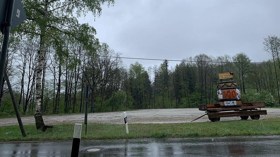 Am Festplatz wird ein Stromverteiler für 6.900 Euro vom Bayernwerk installiert. Am Festplatz wird ein Stromverteiler für 6.900 Euro vom Bayernwerk installiert.
