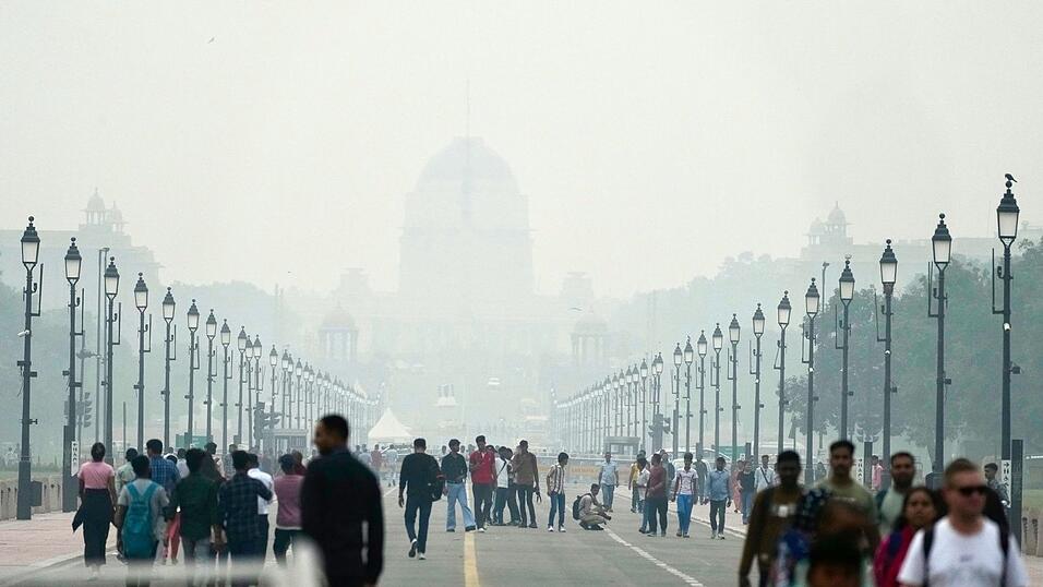 Menschen auf einer in Smog gehüllten Straße in Neu Delhi. (Archivbild) Menschen auf einer in Smog gehüllten Straße in Neu Delhi. (Archivbild)