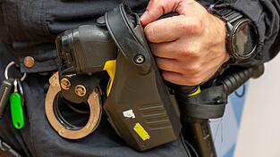 Der Verd&auml;chtige versuchte noch zu fl&uuml;chten, konnte aber von der Polizei festgehalten werden. (Symbolbild)
