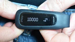 Die Probandin Andrea Vieregge zeigt am 17.02.2016 in Oldenburg (Niedersachsen) ihren Schrittz&auml;hler, den sie immer an ihrer Hose tr&auml;gt. Vieregge nimmt an einer Studie teil, die untersucht inwieweit das sogenannte Self Tracking zu einem gr&ouml;&szlig;eren Bewusstsein f&uuml;r ein gesundes Leben f&uuml;hrt. Sie ist daf&uuml;r mit einem Schrittz&auml;hler, K&ouml;rperfettwaage und einem Schlafrhythmus Messer ausgestattet worden.