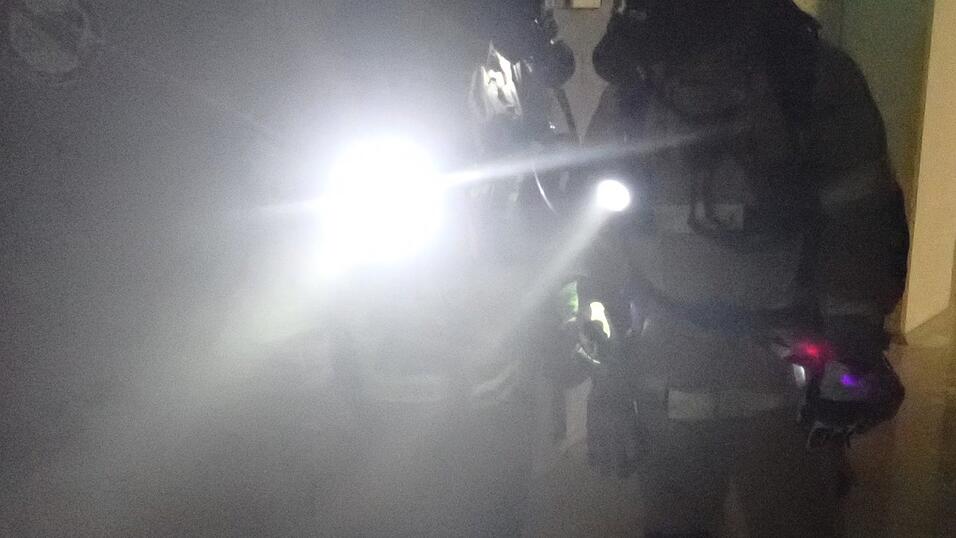 Um den Brand zu löschen, betraten mehrere Einsatzgrupppen mit Atemschutz das Gebäude. Um den Brand zu löschen, betraten mehrere Einsatzgrupppen mit Atemschutz das Gebäude.