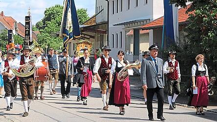 Sonnenschein beim Zug durch die geschm&uuml;ckten Stra&szlig;en und H&auml;user in Rei&szlig;ing, angef&uuml;hrt von der Festkapelle 'd&acute;Blechteifeln'.