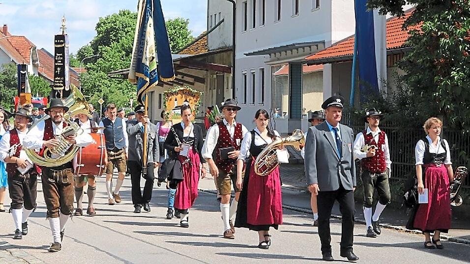 Sonnenschein beim Zug durch die geschm&uuml;ckten Stra&szlig;en und H&auml;user in Rei&szlig;ing, angef&uuml;hrt von der Festkapelle 'd&acute;Blechteifeln'.