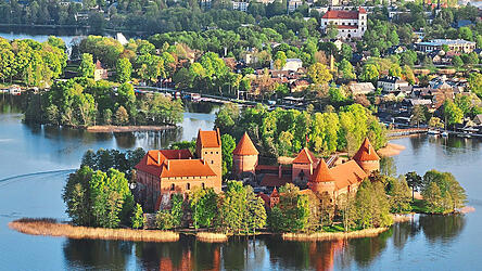 Das rötliche Gebäude ist das bekannte Wasserschloss Trakai.
