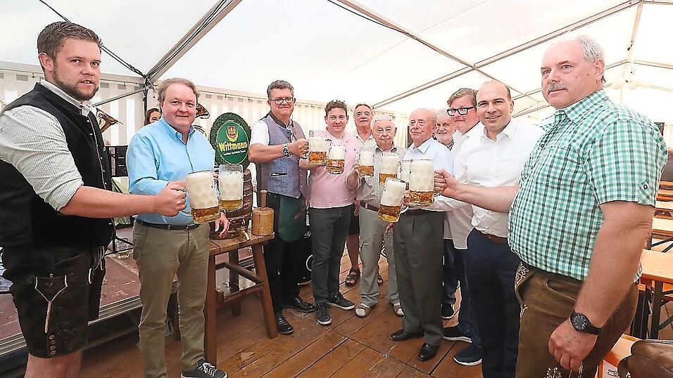 Nach langer coronabedingter Pause konnte am Wochenende endlich wieder ein Fischerfest &uuml;ber die B&uuml;hne gehen. Die Ehreng&auml;ste durften beim Bieranstich am Freitagabend eine k&uuml;hle Ma&szlig; genie&szlig;en.