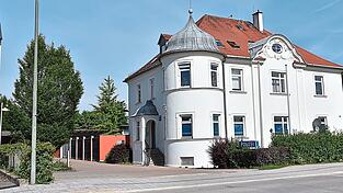 Im Gebäude der Polizeiinspektion Mainburg war ab dem Jahre 1908 das Forstamt Mainburg untergebracht, das 32 Jahre später aufgelöst werden sollte. Schon kurze Zeit später zog dort dann die Gendarmeriestation für Dienst- und Wohnzwecke ein. Jetzt soll die Polizei neue Räumlichkeiten bekommen.