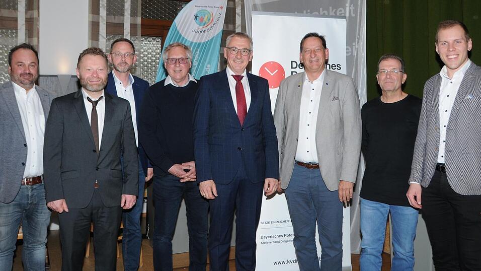 Bezirksgeschäftsführer Mario Drexler (v. l.), Kreisgeschäftsführer Andreas Endl und Josef Greßl mit der neuen BRK-Kreisvorstandschaft: Stellvertretender Kreisvorsitzender Hans Schmid, BRK-Kreisvorsitzender Werner Bumeder, stellvertretender Kreisvorsitzender Dr. Franz Gassner, Dr. Thomas Urlbauer und Schatzmeister Christoph Holzner Bezirksgeschäftsführer Mario Drexler (v. l.), Kreisgeschäftsführer Andreas Endl und Josef Greßl mit der neuen BRK-Kreisvorstandschaft: Stellvertretender Kreisvorsitzender Hans Schmid, BRK-Kreisvorsitzender Werner Bumeder, stellvertretender Kreisvorsitzender Dr. Franz Gassner, Dr. Thomas Urlbauer und Schatzmeister Christoph Holzner