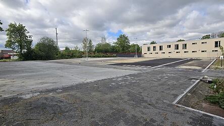 In den vergangenen Wochen wurde die fehlende Abdichtung der Versickerungsanlage nachger&uuml;stet. Jetzt m&uuml;ssen Pflaster- und Markierungsarbeiten abgeschlossen, Probebrunnen und ein Zaun gesetzt werden.