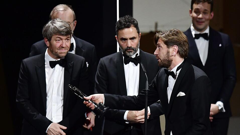 Der schwedische Regisseur Ruben &Ouml;stlund (vorne r.) spricht in Berlin bei der Verleihung des 30. Europ&auml;ischen Filmpreises, nachdem seine Satire 'The Square' mit dem Preis f&uuml;r den besten europ&auml;ischen Film des Jahres ausgezeichnet wurde.