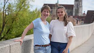 Die erfahrene Stadtführerin Christine Wagner (links) mit Klara Klöpfer, die gerade als Guide angefangen hat.
