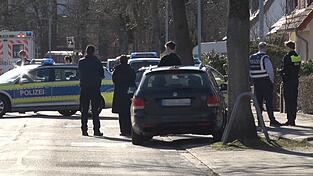 In einem Wohnhaus in Bramsche fanden Polizisten einen toten Mann und konnten eine schwerverletzte Frau auch nicht mehr retten.