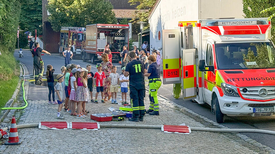 Blick &uuml;ber den ersten Blaulicht-Aktionstag an der Bucher Schule. Es war ein voller Erfolg.