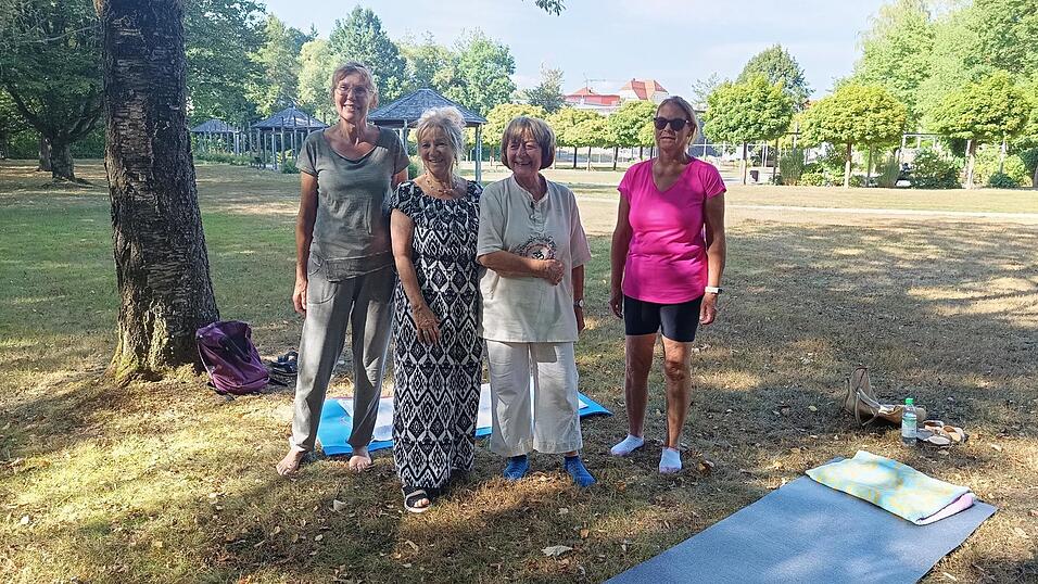 Auch mit knapp 79 Jahren unterrichtet Heidi Krieglstein (2.v.r.) Yoga, Qi Gong und Feng Shui. Im Sommer trifft man sich dazu im Kurpark. Auch mit knapp 79 Jahren unterrichtet Heidi Krieglstein (2.v.r.) Yoga, Qi Gong und Feng Shui. Im Sommer trifft man sich dazu im Kurpark.