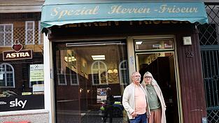Franz Stenzel und Ute Bickeleit stehen vor dem &laquo;Spezial Herren-Friseur&raquo;. Schon 1906 gab es in der Davidstra&szlig;e 23 einen Friseursalon.