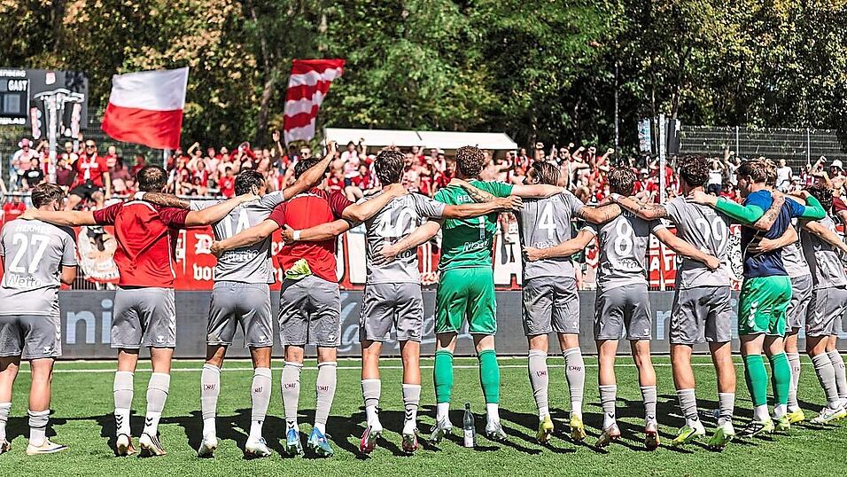 Rund 450 Jahn-Fans feiern ihre Mannschaft nach dem 5:2 Sieg im Sportpark H&ouml;henberg.
