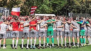 Rund 450 Jahn-Fans feiern ihre Mannschaft nach dem 5:2 Sieg im Sportpark H&ouml;henberg.