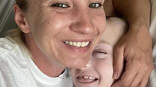 Viktoria Zettel mit ihrem Sohn Finn. Der Neunjährige hat seit 2024 nach einem Notfall die höchste Pflegestufe 5. Viktoria Zettel mit ihrem Sohn Finn. Der Neunjährige hat seit 2024 nach einem Notfall die höchste Pflegestufe 5.