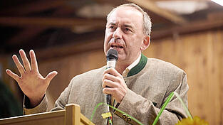 Hubert Aiwanger &auml;u&szlig;ert sich &ouml;ffentlich zur Flugblatt-Aff&auml;re - doch der Druck w&auml;chst weiter.