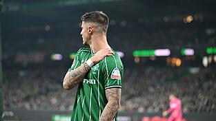 Werder bangt vor dem Spiel in Augsburg um Kapitän Marco Friedl. (Archiv) Werder bangt vor dem Spiel in Augsburg um Kapitän Marco Friedl. (Archiv)