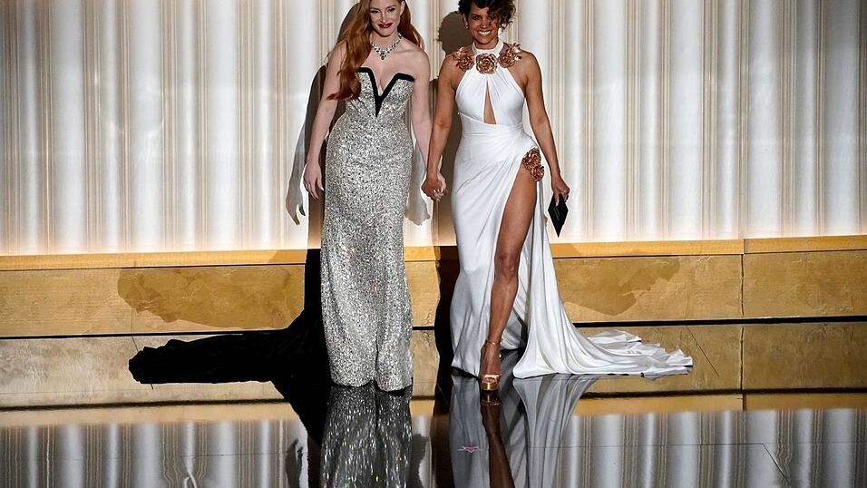 Ganz Hollywood ist bei der Oscar-Verleihung: Jessica Chastain (l) und Halle Berry stehen als Presenter auf der B&uuml;hne.